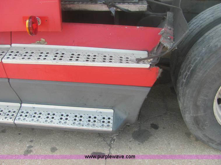 image for item 6949 1993 Freightliner FLD120 semi truck