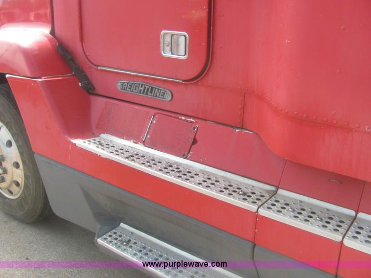 image for item 6949 1993 Freightliner FLD120 semi truck