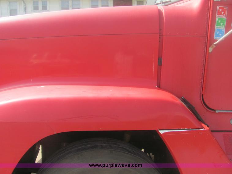 image for item 6949 1993 Freightliner FLD120 semi truck