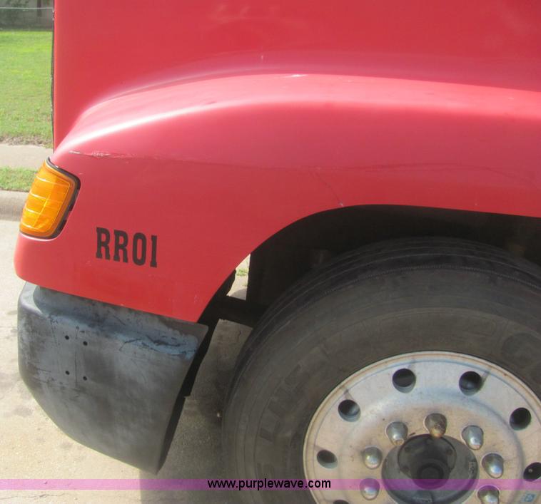 image for item 6949 1993 Freightliner FLD120 semi truck