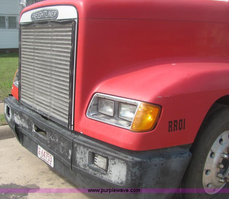 image for item 6949 1993 Freightliner FLD120 semi truck