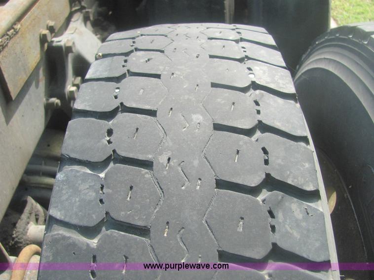 image for item 6949 1993 Freightliner FLD120 semi truck