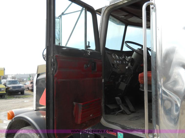 image for item 7845 1997 Peterbilt 378 semi truck