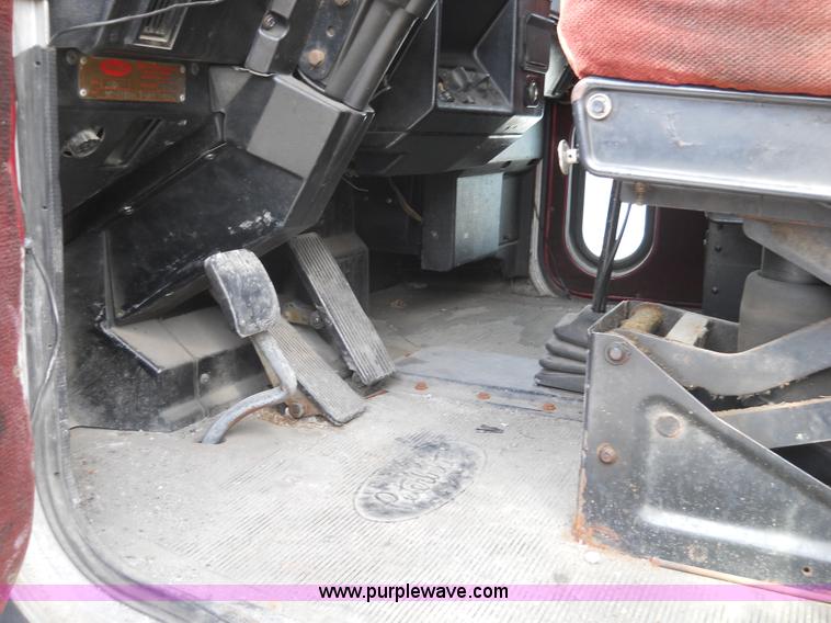 image for item 7845 1997 Peterbilt 378 semi truck