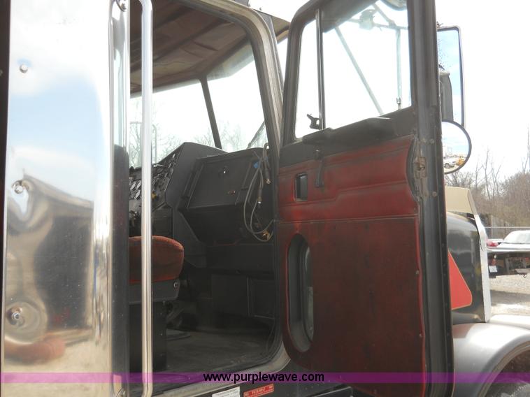 image for item 7845 1997 Peterbilt 378 semi truck