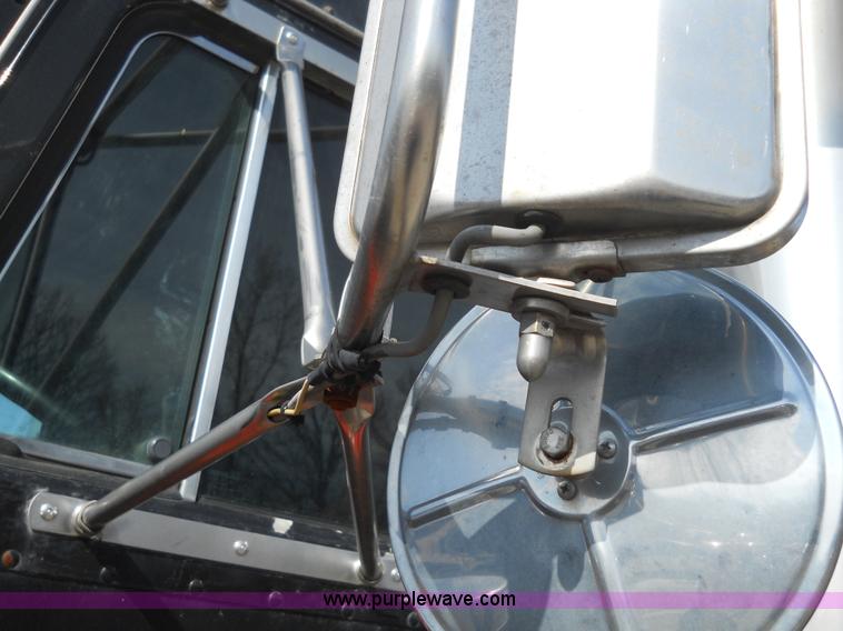 image for item 7845 1997 Peterbilt 378 semi truck