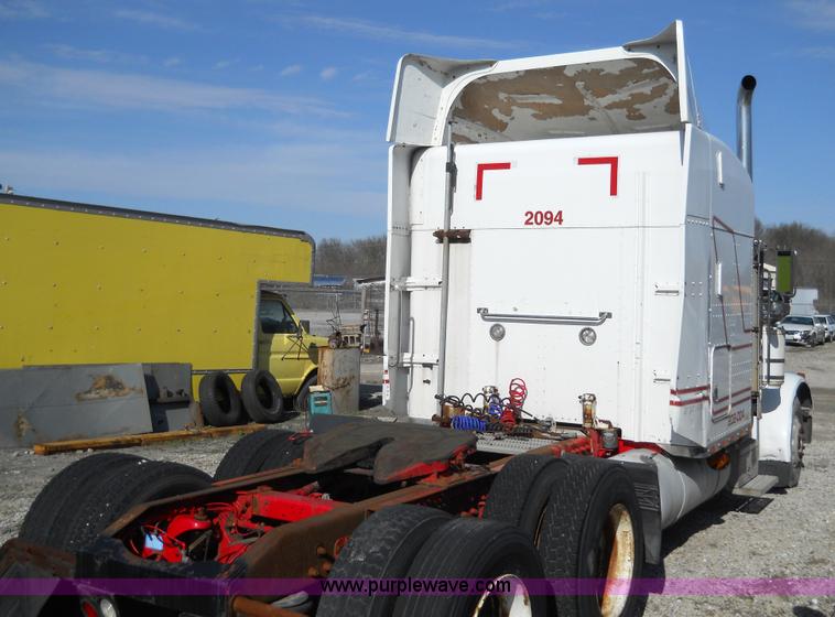 image for item 7846 2000 Peterbilt 379 semi truck