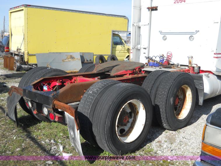 image for item 7846 2000 Peterbilt 379 semi truck