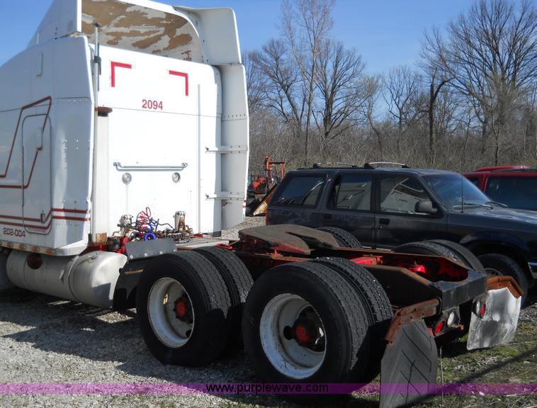 image for item 7846 2000 Peterbilt 379 semi truck