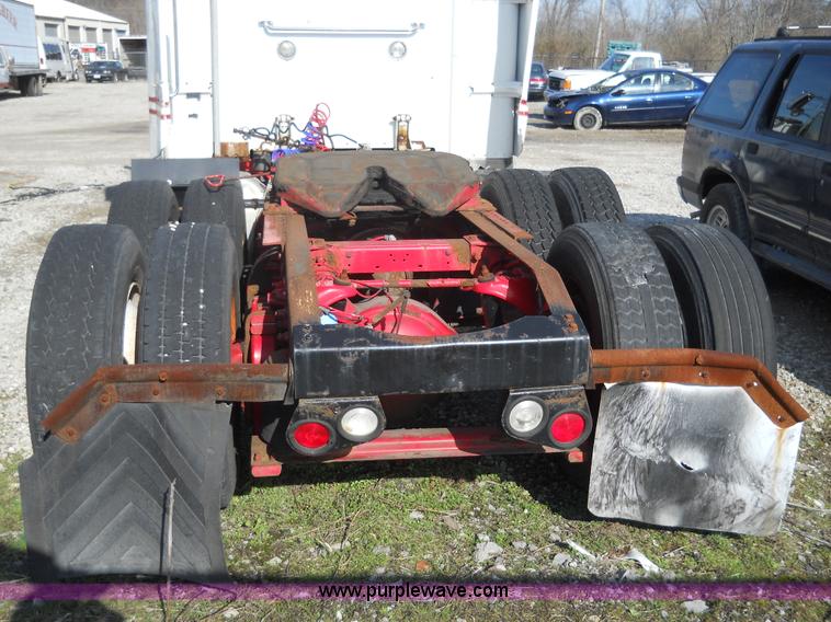 image for item 7846 2000 Peterbilt 379 semi truck