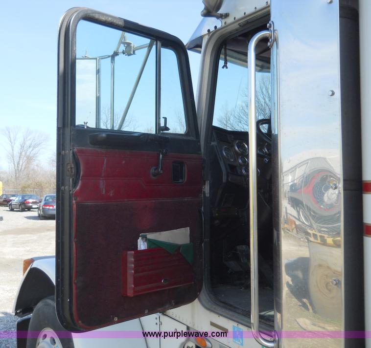 image for item 7846 2000 Peterbilt 379 semi truck