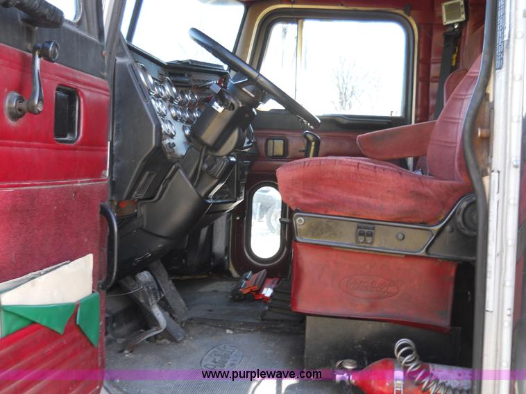 image for item 7846 2000 Peterbilt 379 semi truck