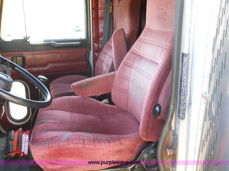 image for item 7846 2000 Peterbilt 379 semi truck