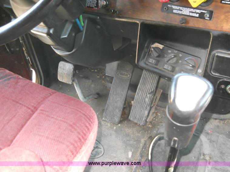 image for item 7846 2000 Peterbilt 379 semi truck