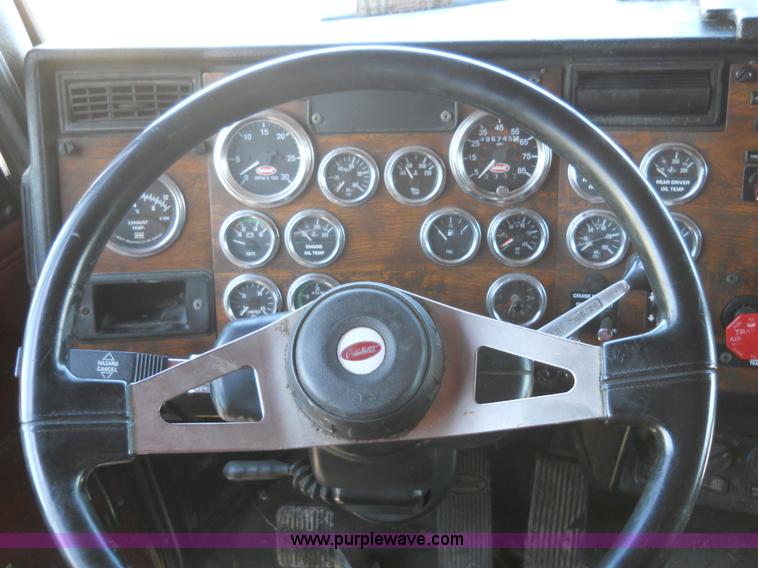 image for item 7846 2000 Peterbilt 379 semi truck