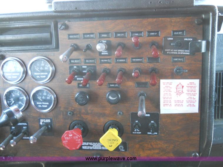 image for item 7846 2000 Peterbilt 379 semi truck