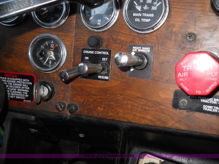 image for item 7846 2000 Peterbilt 379 semi truck