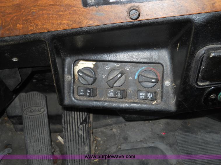 image for item 7846 2000 Peterbilt 379 semi truck