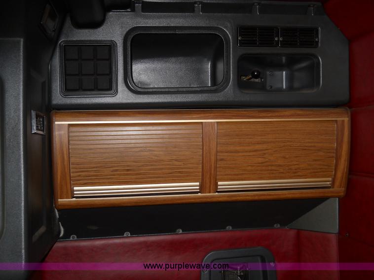 image for item 7846 2000 Peterbilt 379 semi truck