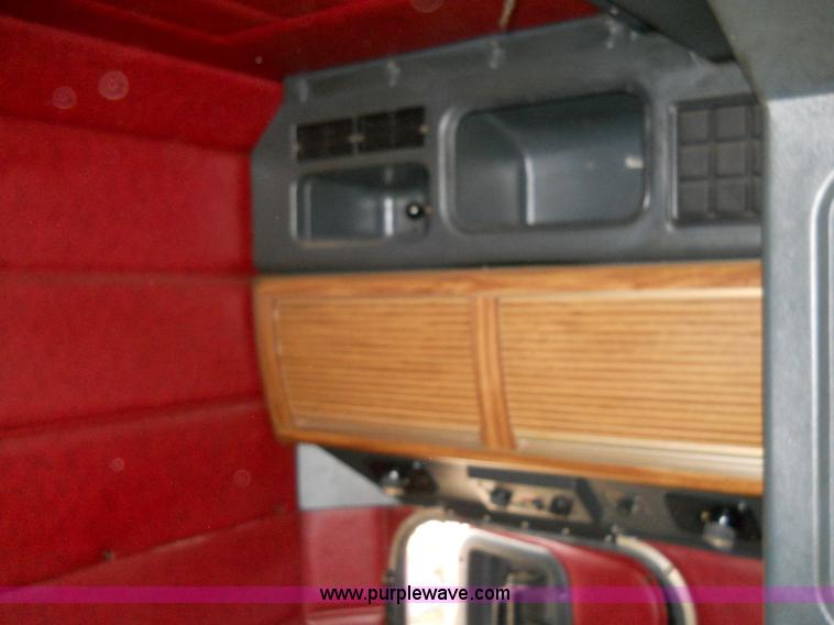 image for item 7846 2000 Peterbilt 379 semi truck