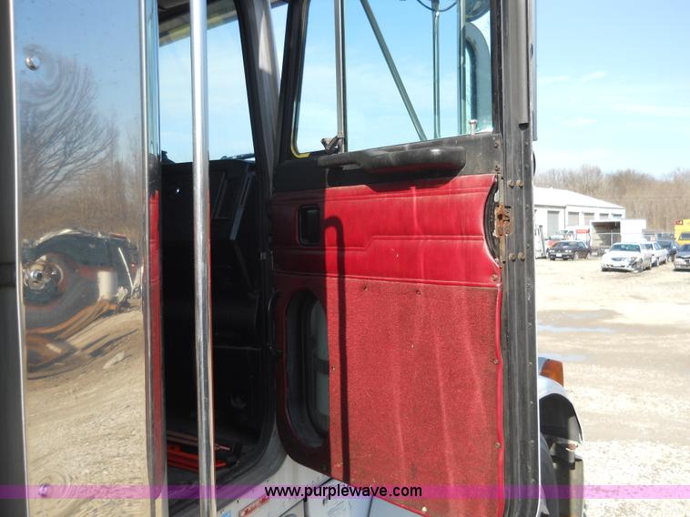 image for item 7846 2000 Peterbilt 379 semi truck