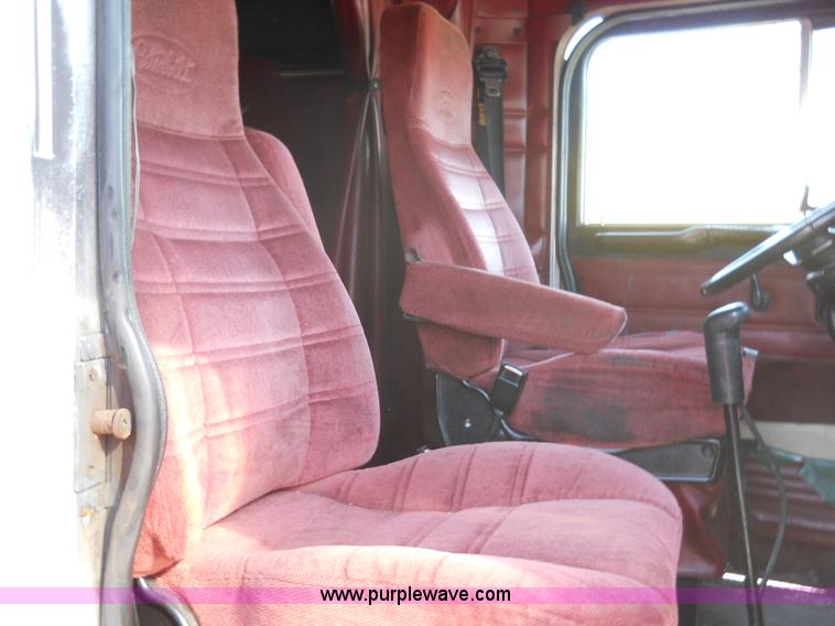 image for item 7846 2000 Peterbilt 379 semi truck