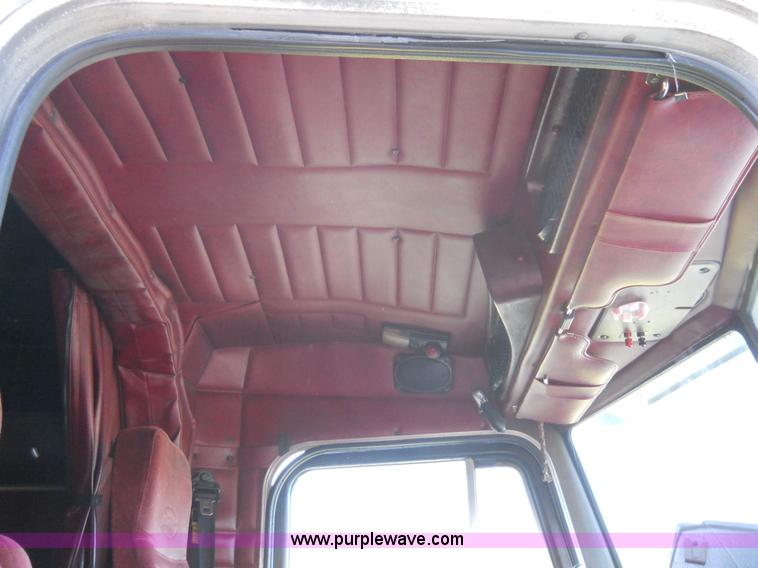 image for item 7846 2000 Peterbilt 379 semi truck