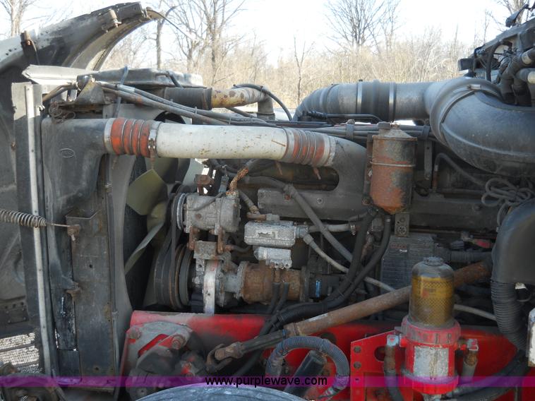 image for item 7846 2000 Peterbilt 379 semi truck