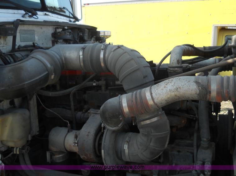 image for item 7846 2000 Peterbilt 379 semi truck