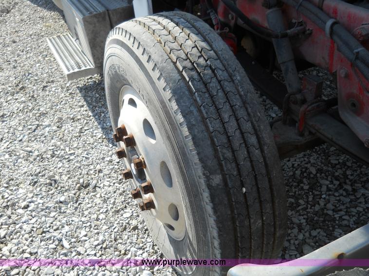 image for item 7846 2000 Peterbilt 379 semi truck