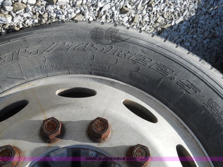 image for item 7846 2000 Peterbilt 379 semi truck