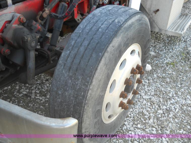 image for item 7846 2000 Peterbilt 379 semi truck