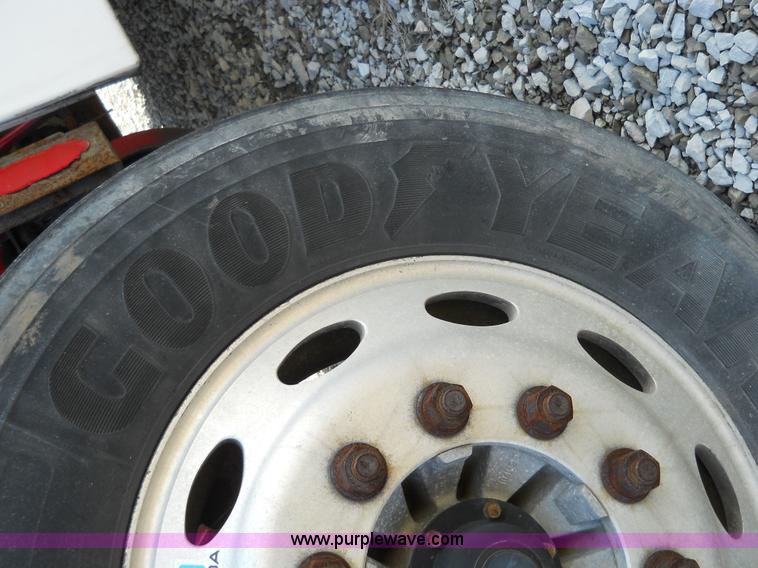 image for item 7846 2000 Peterbilt 379 semi truck