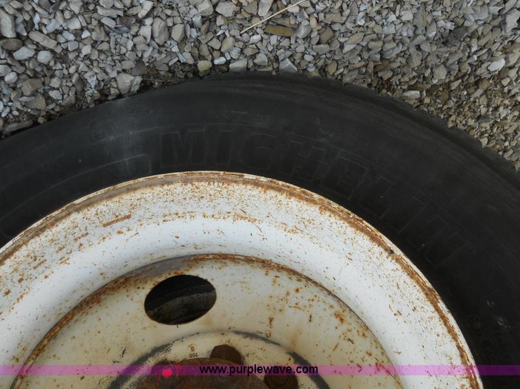 image for item 7846 2000 Peterbilt 379 semi truck