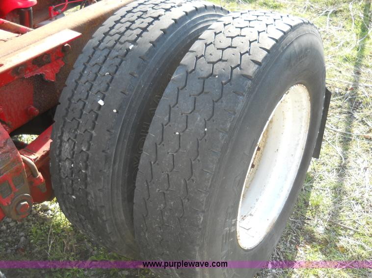 image for item 7846 2000 Peterbilt 379 semi truck