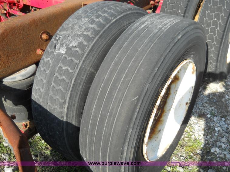 image for item 7846 2000 Peterbilt 379 semi truck