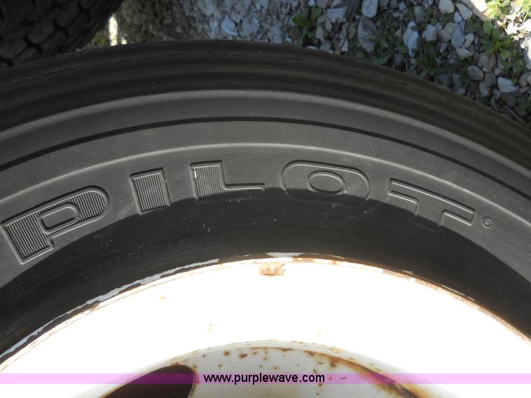 image for item 7846 2000 Peterbilt 379 semi truck