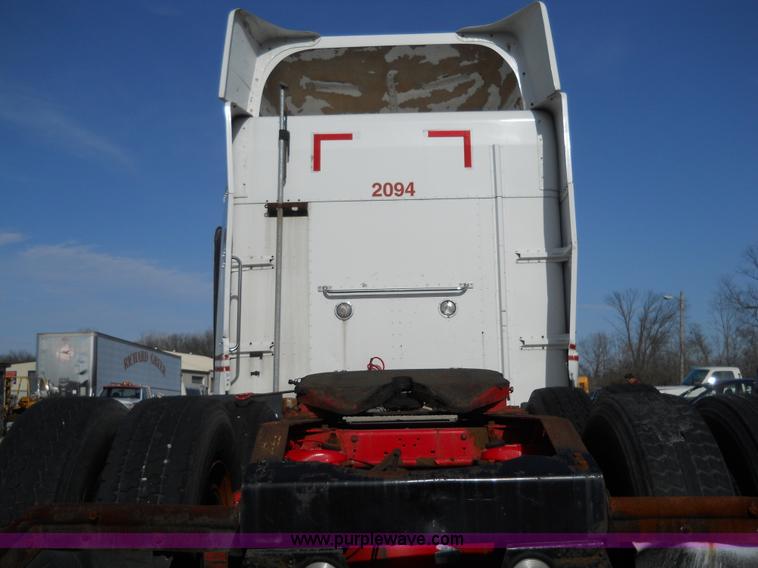 image for item 7846 2000 Peterbilt 379 semi truck