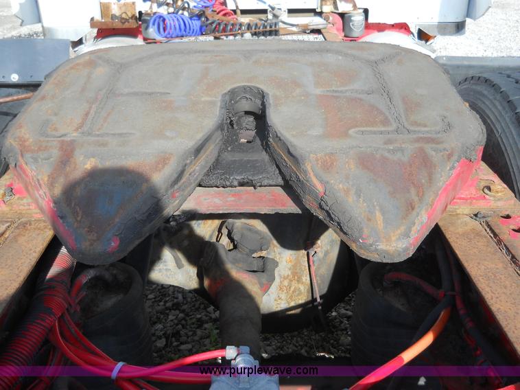 image for item 7846 2000 Peterbilt 379 semi truck