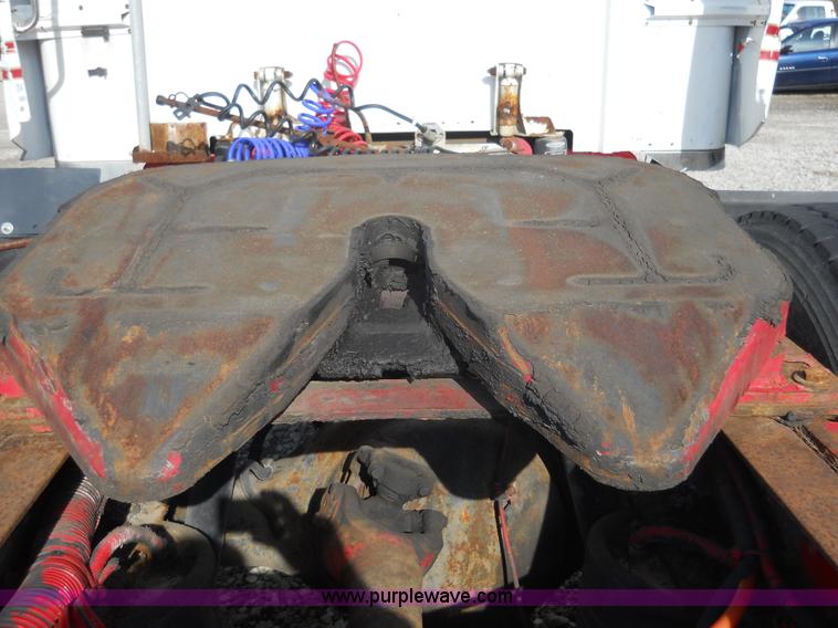 image for item 7846 2000 Peterbilt 379 semi truck