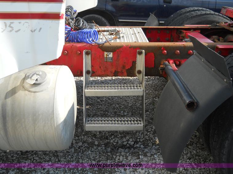 image for item 7846 2000 Peterbilt 379 semi truck