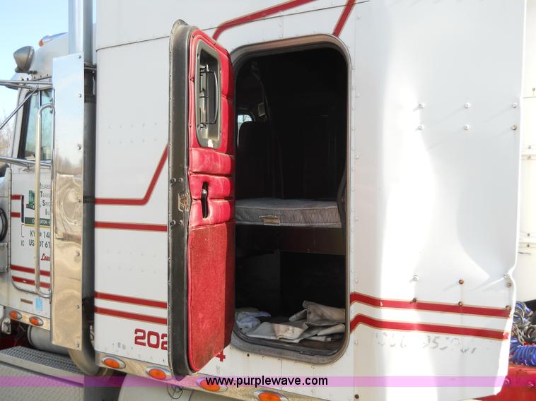 image for item 7846 2000 Peterbilt 379 semi truck