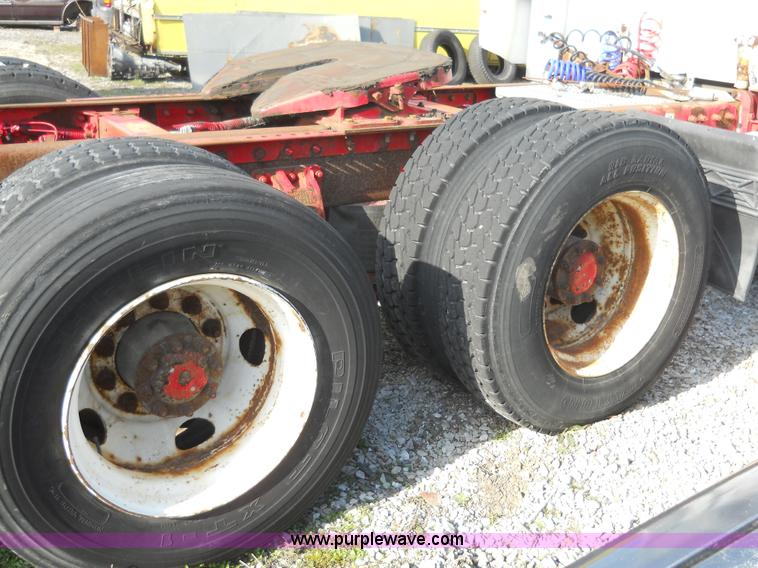 image for item 7846 2000 Peterbilt 379 semi truck