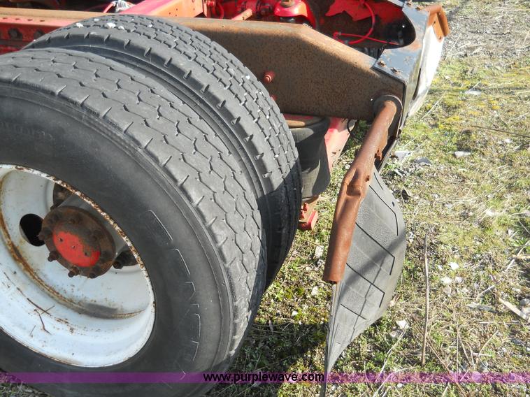 image for item 7846 2000 Peterbilt 379 semi truck