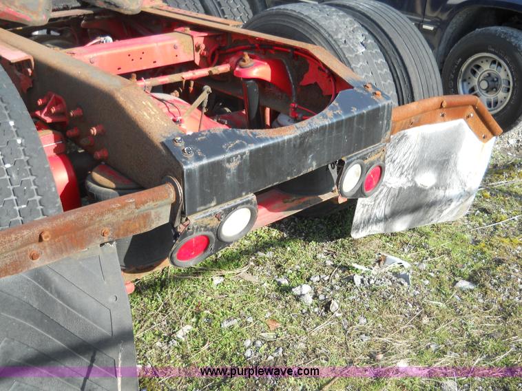 image for item 7846 2000 Peterbilt 379 semi truck