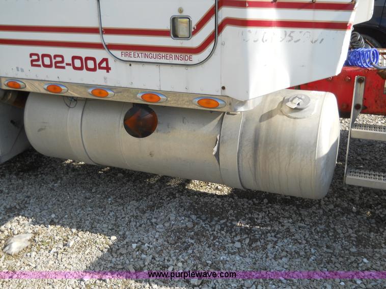 image for item 7846 2000 Peterbilt 379 semi truck