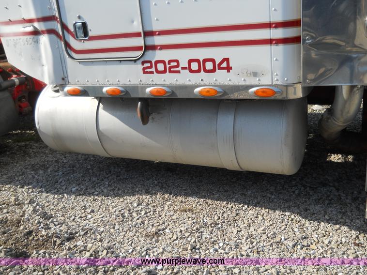 image for item 7846 2000 Peterbilt 379 semi truck