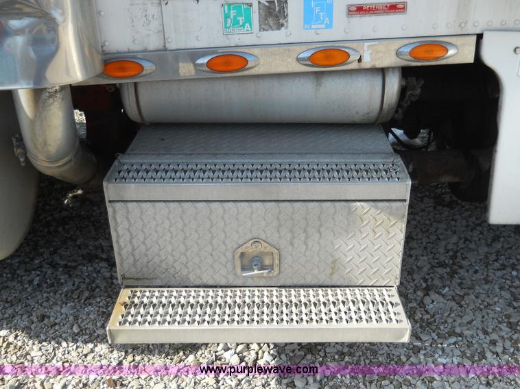 image for item 7846 2000 Peterbilt 379 semi truck