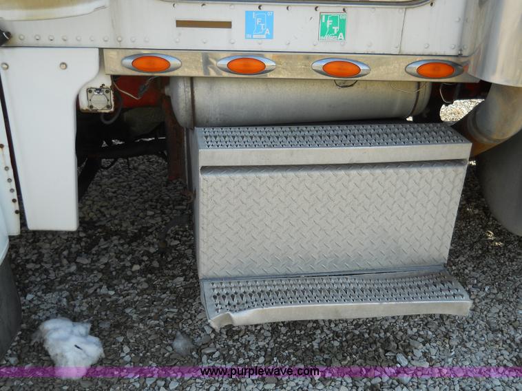 image for item 7846 2000 Peterbilt 379 semi truck