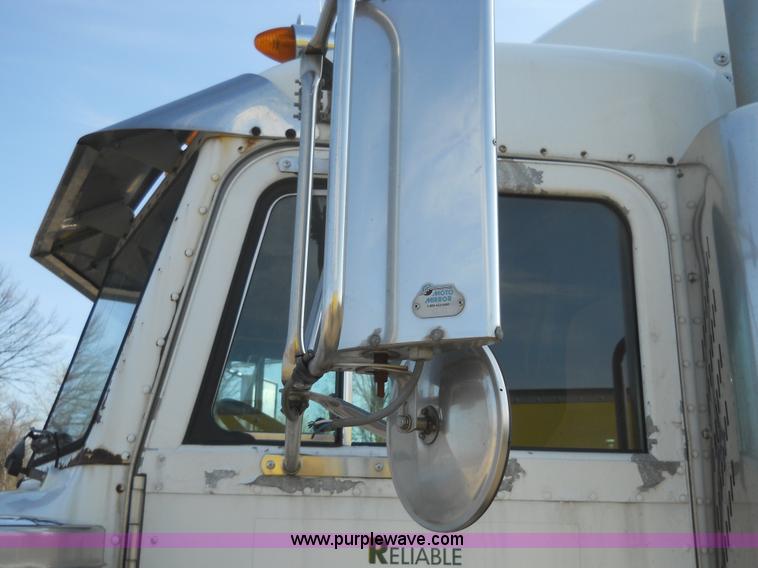 image for item 7846 2000 Peterbilt 379 semi truck